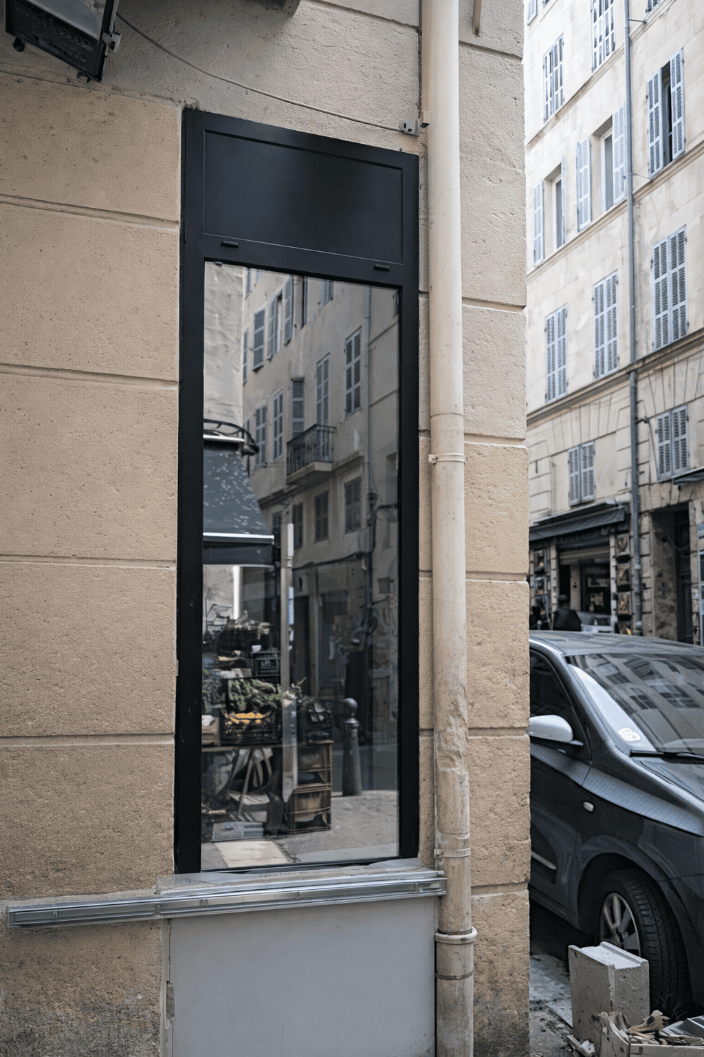 RAL 9005 matte aluminium window detail installed in Marseille France
