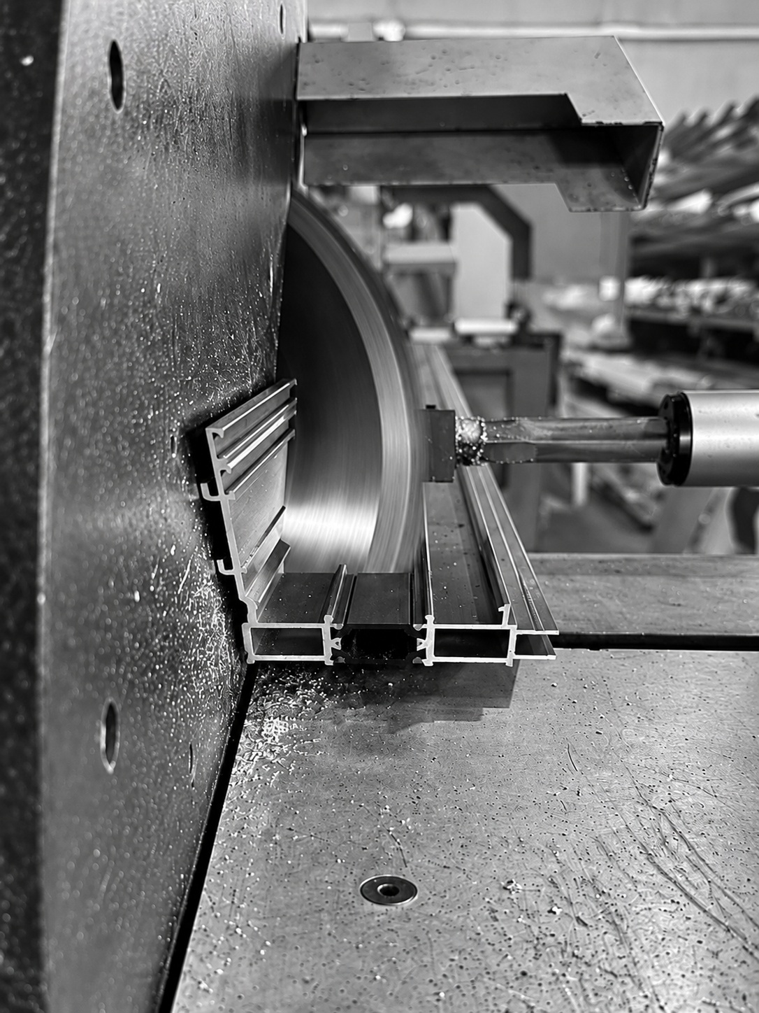 Precision cutting of aluminium profile for EUROPA EMF60 minimal sliding system at Mparolas factory
