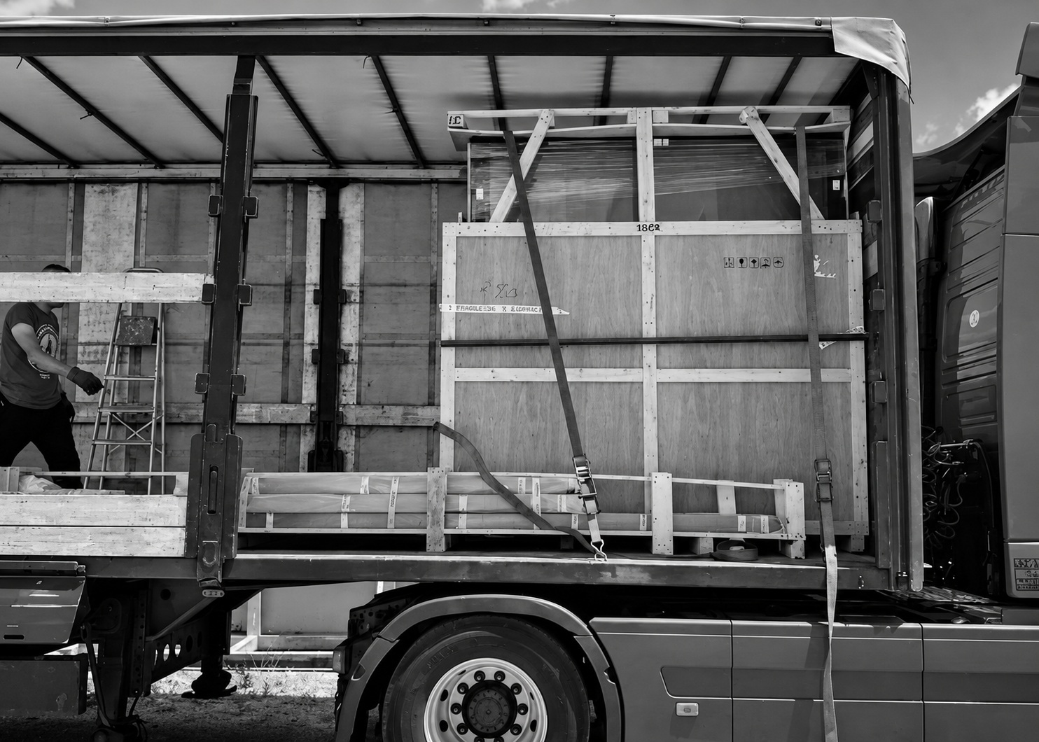 Loading and protective packaging of aluminium windows for international export by Mparolas