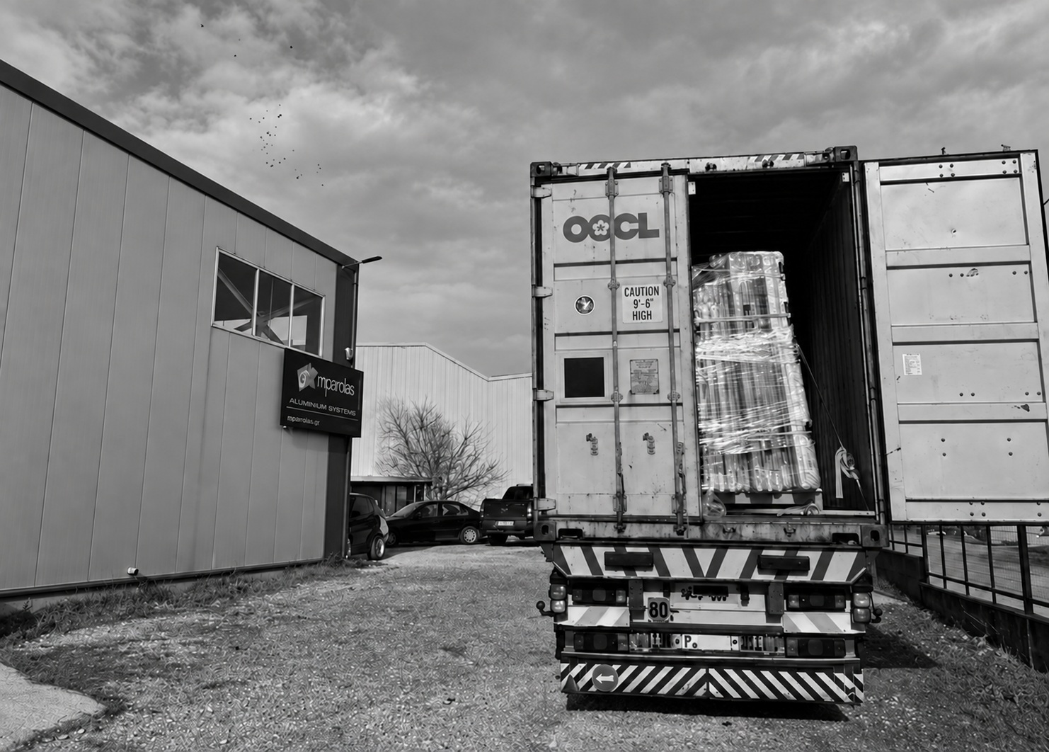 European aluminum windows professionally packed for international export and Canada projects