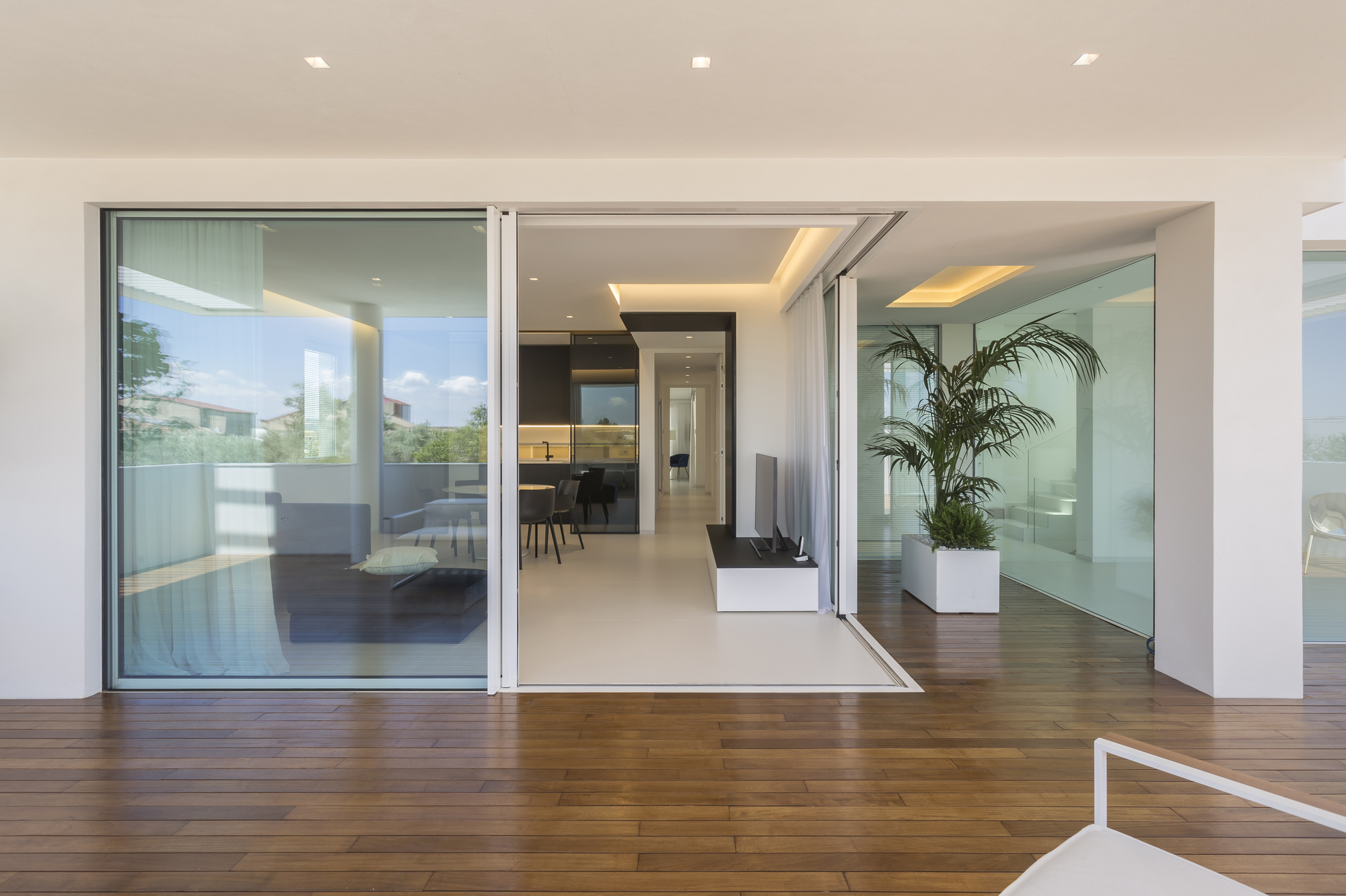 Reynaers SlimPatio 68 minimal sliding aluminium doors with slim frames and large glazed openings in a modern luxury residence